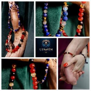 Kolaż zdjęć kolorowych bransoletek z kamieni naturalnych w odcieniach czerwieni, błękitu i złota, zawieszonych na drewnianych elementach oraz założonych na nadgarstki dwóch osób.